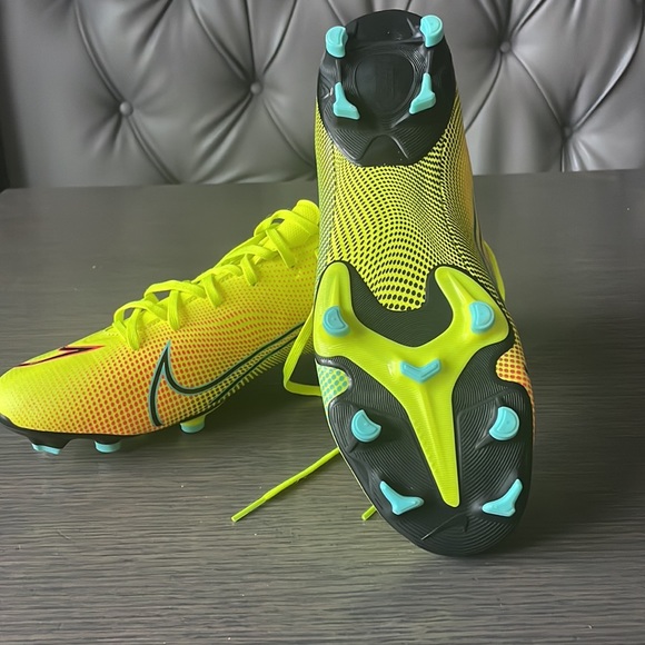 Brand new Men’s Nike Soccer Cleats - Picture 2 of 4
